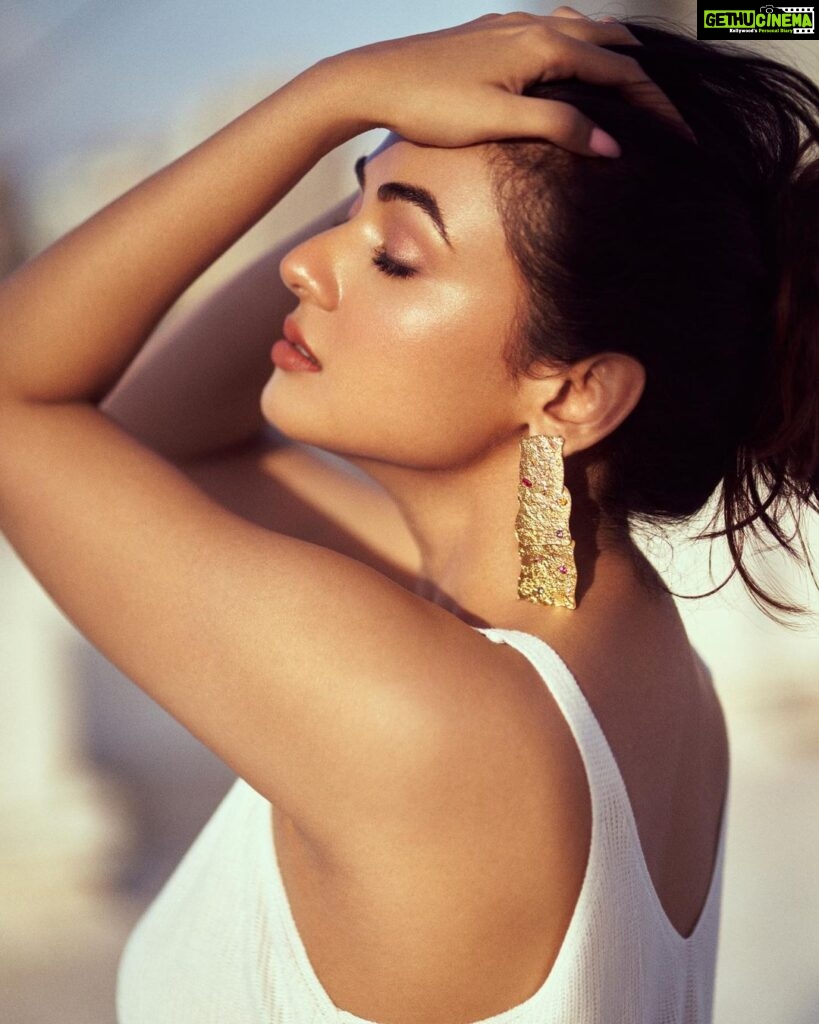 Sonal Chauhan Instagram - 𝓖𝓞𝓛𝓓 𝓢𝓞𝓤𝓛 ✨💫 . . . . . . . . . . . . . . . . . . . . . . . . 📸 @dieppj #love #sonalchauhan #sun #shadow #color #friday #gold