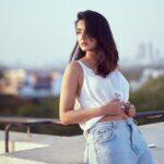 Sonal Chauhan Instagram - Which one is better ? 1 or 2? . . . . . . . . . . . . . . . . . . . . . . . . 📸 @dieppj #love #sonalchauhan #friends #sun #shadow #color #sunday #gold