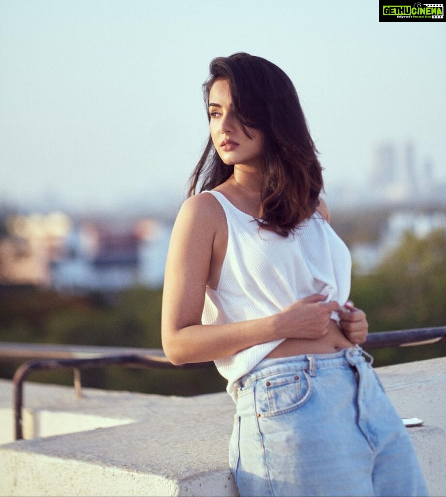 Sonal Chauhan Instagram - Which one is better ? 1 or 2? . . . . . . . . . . . . . . . . . . . . . . . . 📸 @dieppj #love #sonalchauhan #friends #sun #shadow #color #sunday #gold