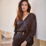 Sonal Chauhan Instagram – 𝓛𝓲𝓿𝓲𝓷𝓰 𝓻𝓮𝓷𝓽 𝓯𝓻𝓮𝓮 𝓲𝓷 𝔂𝓸𝓾𝓻 𝓱𝓮𝓪𝓭 😉
.
.
.
.
.
.
.
.
.
.
.
.
.
.
.
.
.
.
.
.
.
.
.
.
.
.
.
.
.
.
.
.
📸 @dieppj 
#love #sonalchauhan #january #2023 #gold #goldenhour