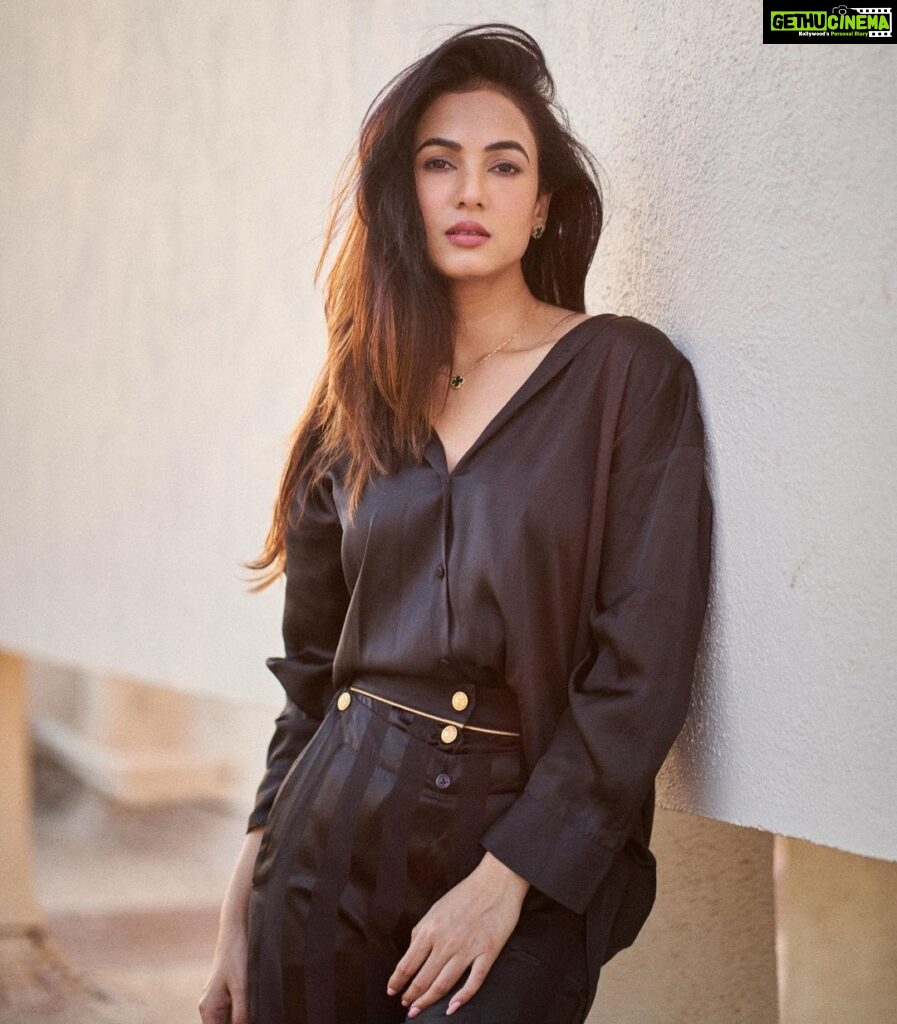 Sonal Chauhan Instagram - 𝓛𝓲𝓿𝓲𝓷𝓰 𝓻𝓮𝓷𝓽 𝓯𝓻𝓮𝓮 𝓲𝓷 𝔂𝓸𝓾𝓻 𝓱𝓮𝓪𝓭 😉 . . . . . . . . . . . . . . . . . . . . . . . . . . . . . . . . 📸 @dieppj #love #sonalchauhan #january #2023 #gold #goldenhour