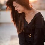 Sonal Chauhan Instagram - Letting the sun chase me into 2023……. 🌅 . . . . . . . . . . . . . . . . . . . 📸 @dieppj #bye2022 #byebye #sunset #newbeginnings #love #blessings #miracle #magic #hello #2023 #newyear