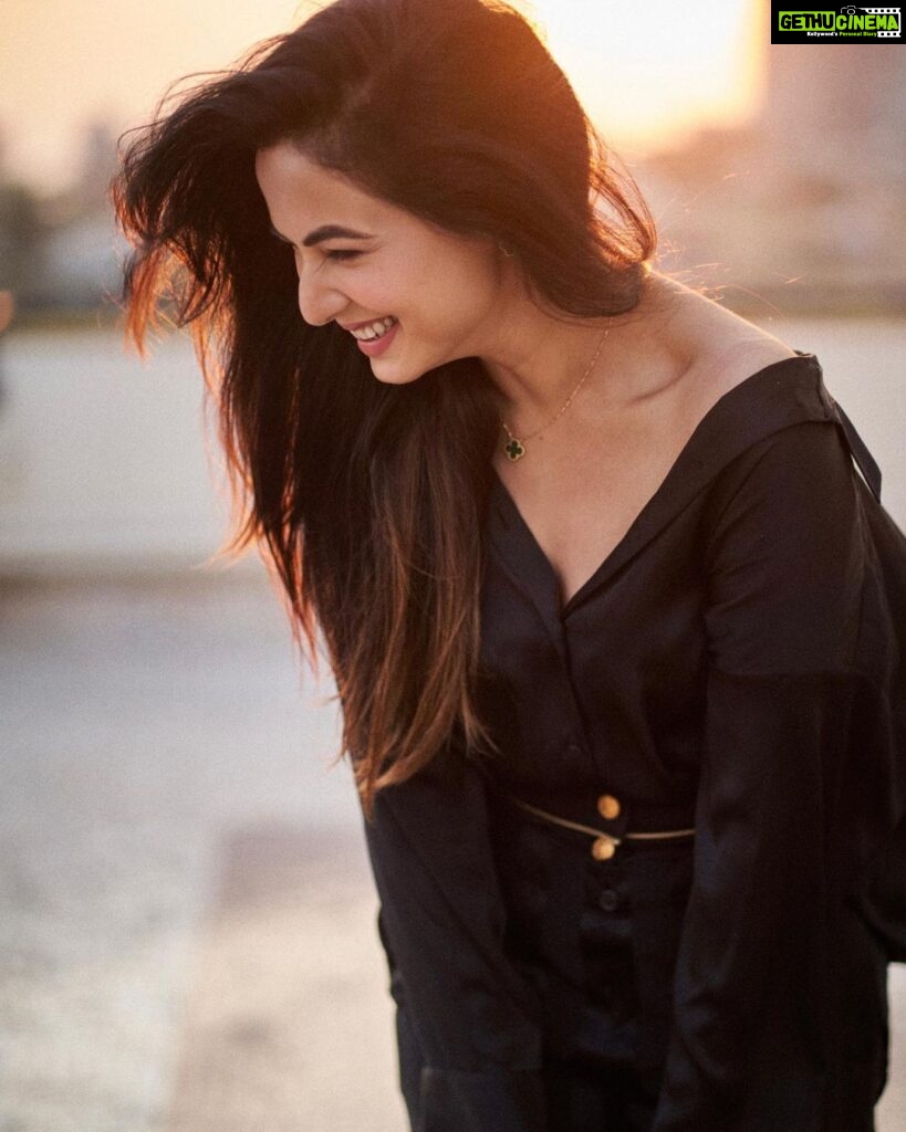 Sonal Chauhan Instagram - Letting the sun chase me into 2023……. 🌅 . . . . . . . . . . . . . . . . . . . 📸 @dieppj #bye2022 #byebye #sunset #newbeginnings #love #blessings #miracle #magic #hello #2023 #newyear