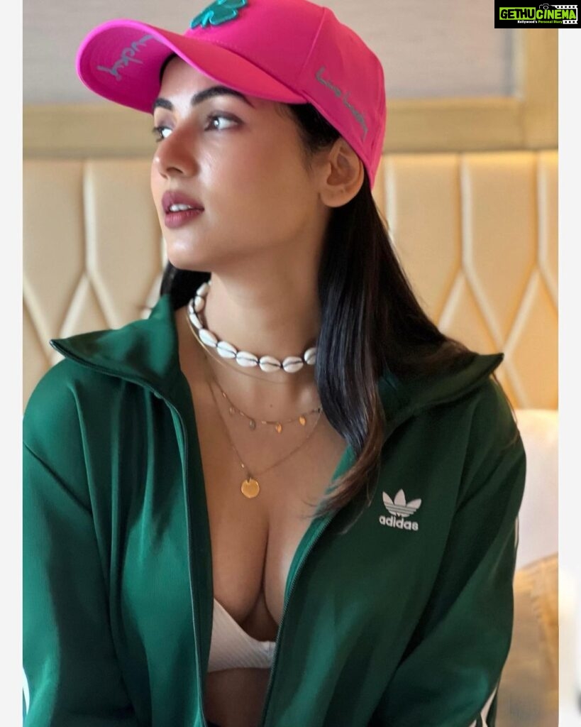 Sonal Chauhan Instagram - 𝓗𝓲 𝓦𝓮𝓮𝓴𝓮𝓷𝓭 🧸🎀🩵 📸 @himanichauhan . . . . . . . . . . . . . . . . . . #saturday #love #sonalchauhan #gold #pool