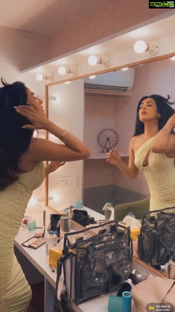 Sonal Chauhan Instagram - 𝓥𝓪𝓷𝓲𝓽𝔂 𝓘𝓷𝓼𝓪𝓷𝓲𝓽𝔂 💅💄💋 . . . . . . . . . . . . . . . . . . . #gold #sonalchauhan #love #oops #reels #makeup #makeupaddict #vanity