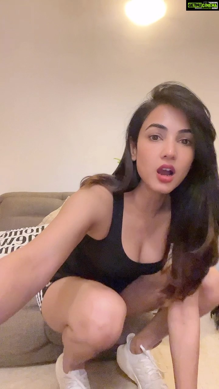 Sonal Chauhan Instagram - Ooooooops!!!! Does this ever happen to you??? 🤦‍♀️ . . . . . . . . . . . . . . . . . . . #bloopers #lol #sonalchauhan #love #oops #reels