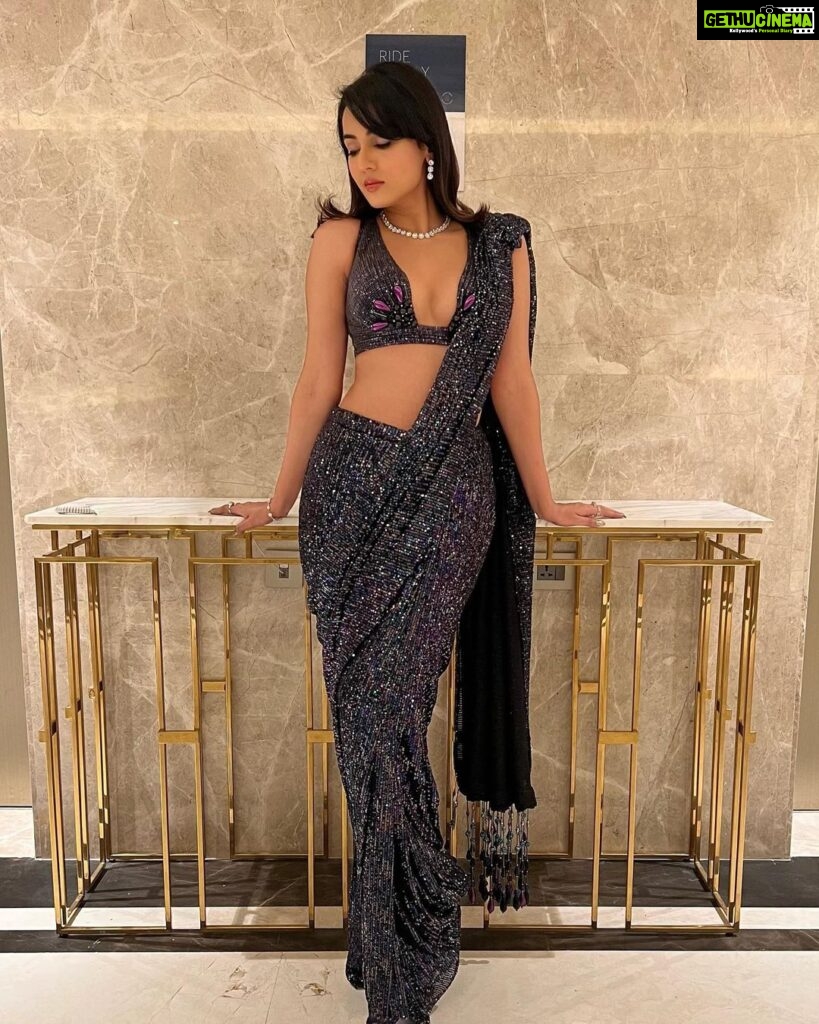 Sonal Chauhan Instagram - देसी 𝓥𝓲𝓫𝓮𝓼 . . . . . . . . . . . . . . . . . . . . . . . . . . . Outfit @kalkifashion HMU @vijaysharmahairandmakeup Jewellery @mozaati @kushalsfashionjewellery Styled by @shru_birla #love #sonalchauhan #saree #sc