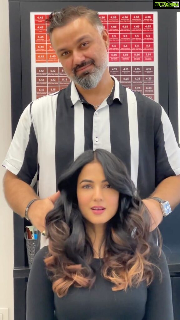 Sonal Chauhan Instagram - VIPUL = HAPPY HAIR = HAPPY ME 💇‍♀️🩷🥰 @vipulchudasamaofficial Thank you for making me and my hair super happy 😆🩷 . . . . . . . . . . . . . . . . . . . . . . . . #love #sonalchauhan #vipulchudasama #haircut #hair #hairstyles #trendingreels #reelsinstagram #reelitfeelit #hairstylist