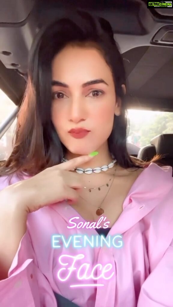 Sonal Chauhan Instagram - 𝓑𝓲𝓻𝓽𝓱𝓭𝓪𝔂 𝓥𝓲𝓫𝓮𝓼 🎂🍭🍬 . . . . . . . . . . . . . . . . . . . . . . . . . #love #vibes #sonalchauhan #gold #birthday #reels #reelsinstagram #reelitfeelit #vacation