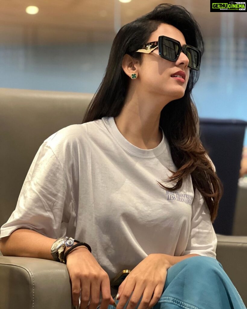 Sonal Chauhan Instagram - Have you ever been in this situation??? Read my t shirt for details t shirt or refer to my story 👕 . . . . . . . . . . . . . . . . . . . . . . . #love #sonalchauhan #friends #lovers