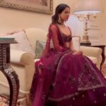 Sonal Chauhan Instagram - बस यूँ ही ✨🥀 . . . . . . . . . . . . . . . . . . . . . . . . . . . . . . . . . . Outfit @sawangandhiofficial HMU @sandysvanitydrama #day #2023 #love #trending #reelsinstagram #reels #million #videoediting #video #sonalchauhan #love #indian #fashion #gold #reelsinstagram #reelitfeelit