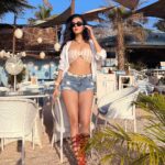 Sonal Chauhan Instagram - फीलिंग 𝓣𝓪𝓵𝓵 ➡️🫠🏖️✨ . . . . . . . . . . . . . . . . . . . . . . . . . . . #live #lucky #gold #sonalchauhan #tropical #tallgirls