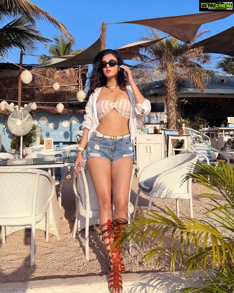 Sonal Chauhan Instagram - फीलिंग 𝓣𝓪𝓵𝓵 ➡️🫠🏖️✨ . . . . . . . . . . . . . . . . . . . . . . . . . . . #live #lucky #gold #sonalchauhan #tropical #tallgirls