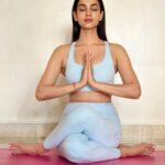 Sonal Chauhan Instagram – ॐ 
Happy International Yoga day 🧘‍♀️✨
.
.
.
.
.
.
.
.
.
.
.
.
.
.
.
.
.
.
.
.
.
.
.
📸 @himanichauhan 
#love #sonalchauhan #morning #sun #wellness #color #yoga #gold #peace #yogalife #yogagirl