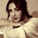 Sonal Chauhan Instagram - नैना ठग लेंगे✨💌✨ 1 or 2 ? ⬅️ . . . . . . . . . . . . . . . . . . . . . . . .Hair by @shefali_hairstylist.81 #love #sonalchauhan #sun #shadow #vintage #sepia #gold