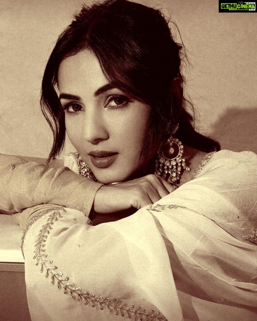 Sonal Chauhan Instagram - नैना ठग लेंगे✨💌✨ 1 or 2 ? ⬅️ . . . . . . . . . . . . . . . . . . . . . . . .Hair by @shefali_hairstylist.81 #love #sonalchauhan #sun #shadow #vintage #sepia #gold