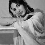 Sonal Chauhan Instagram - नैनों वाले ने✨💌✨ . . . . . . . . . . . . . . . . . . . . . . . .Hair by @shefali_hairstylist.81 #love #sonalchauhan #ishq #sun #shadow #color #sunday #gold