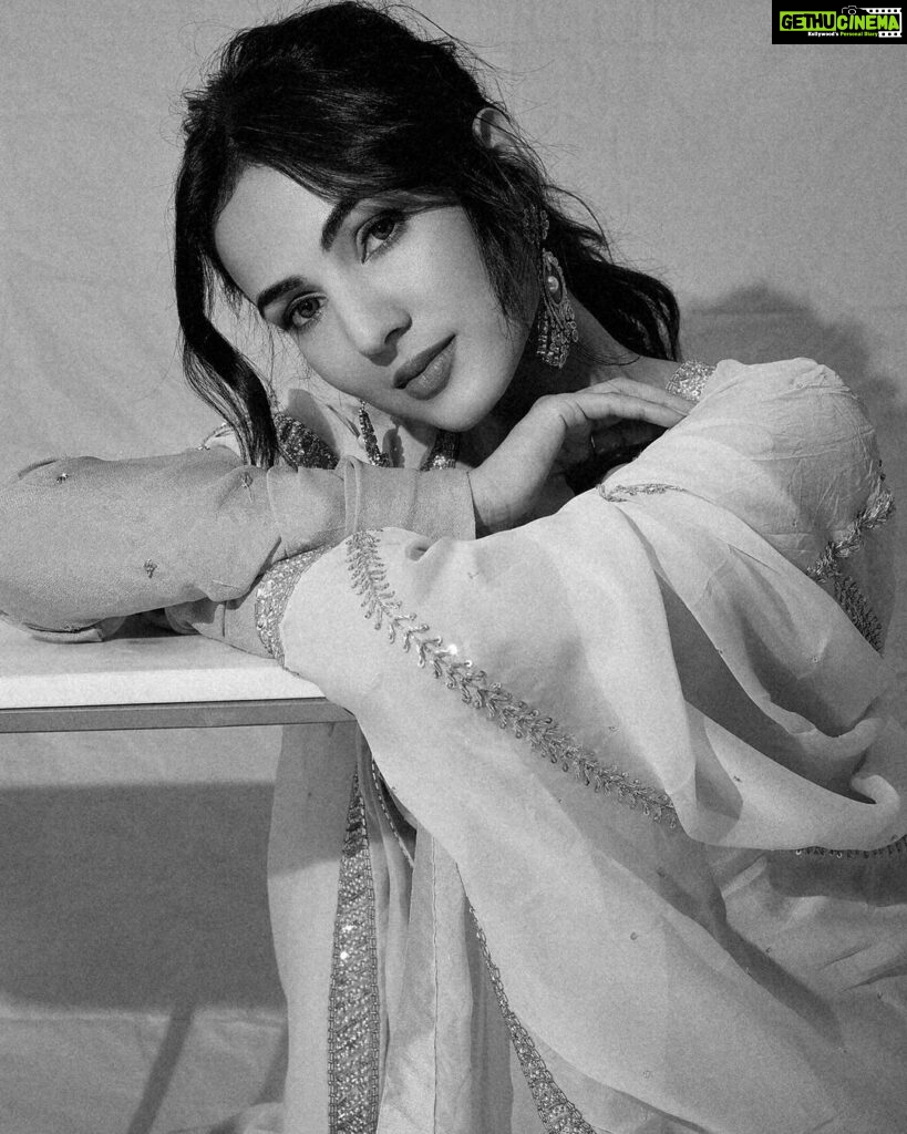 Sonal Chauhan Instagram - नैनों वाले ने✨💌✨ . . . . . . . . . . . . . . . . . . . . . . . .Hair by @shefali_hairstylist.81 #love #sonalchauhan #ishq #sun #shadow #color #sunday #gold