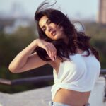 Sonal Chauhan Instagram - 𝓜𝓸𝓷𝓭𝓪𝔂 𝓜𝓸𝓻𝓷𝓲𝓷𝓰𝓼..... 🤍🩵 . . . . . . . . . . . . . . . . . . . . . . . . 📸 @dieppj #love #sonalchauhan #friends #sun #shadow #color #monday #gold