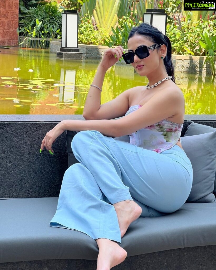 Sonal Chauhan Instagram - Guess my favourite colour !!! Hint ~ It’s in this picture 🌈🩷🩵💚🤍🌈 📸 @himanichauhan . . . . . . . . . . . . . . . . . . . . . . . . #love #sonalchauhan #friends #lovers #color #sunday