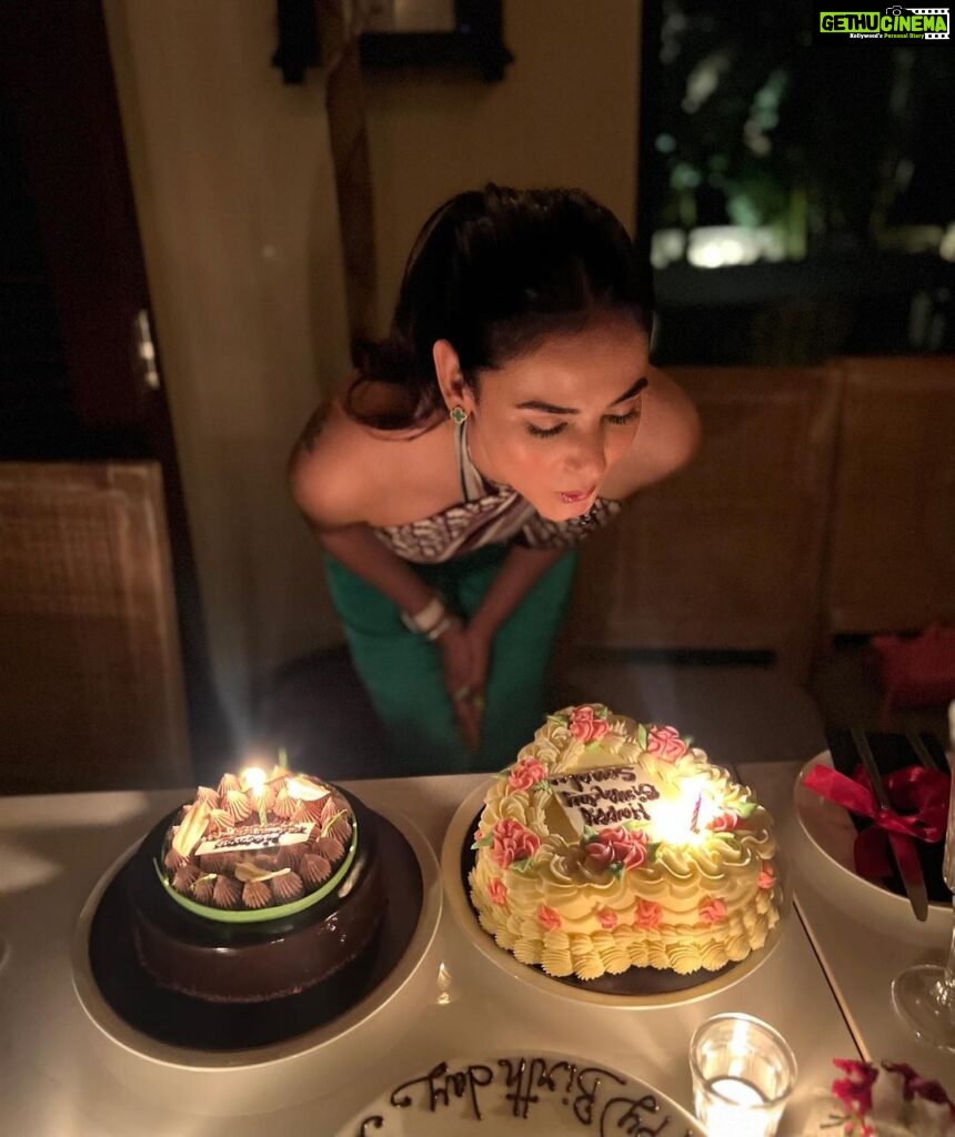 Sonal Chauhan Instagram - A beautiful birthday it was 🎂🎈 !!!! Thank you so much for all your wonderful wishes. So grateful for all the love that you guys send my way. Love you all so so soooo much 🍀🧿♥️ . . . . . . . . . . . . . . . . . . . . . . . . #love #sonalchauhan #friends #lovers #birthday #happiness #blessed #protected #gold