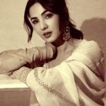 Sonal Chauhan Instagram - नैना ठग लेंगे✨💌✨ 1 or 2 ? ⬅️ . . . . . . . . . . . . . . . . . . . . . . . .Hair by @shefali_hairstylist.81 #love #sonalchauhan #sun #shadow #vintage #sepia #gold