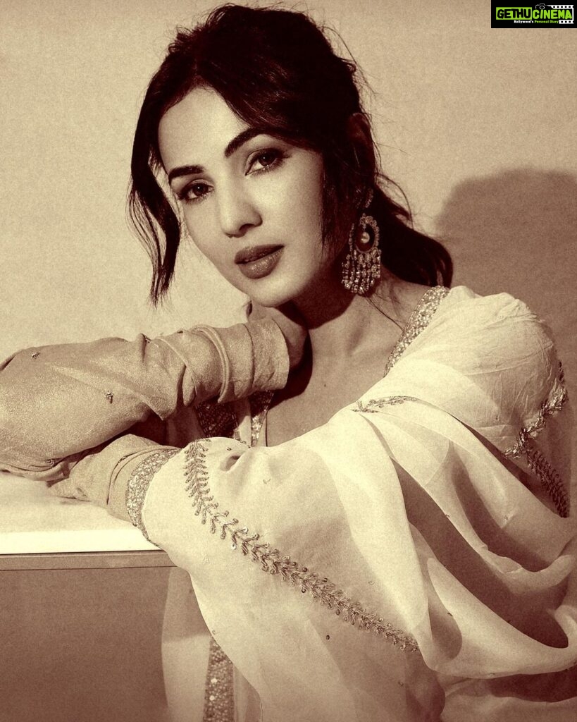 Sonal Chauhan Instagram - नैना ठग लेंगे✨💌✨ 1 or 2 ? ⬅️ . . . . . . . . . . . . . . . . . . . . . . . .Hair by @shefali_hairstylist.81 #love #sonalchauhan #sun #shadow #vintage #sepia #gold