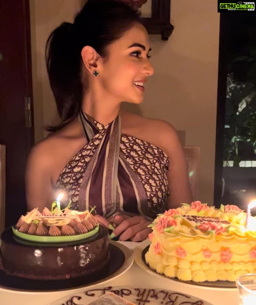 Sonal Chauhan Instagram - A beautiful birthday it was 🎂🎈 !!!! Thank you so much for all your wonderful wishes. So grateful for all the love that you guys send my way. Love you all so so soooo much 🍀🧿♥️ . . . . . . . . . . . . . . . . . . . . . . . . #love #sonalchauhan #friends #lovers #birthday #happiness #blessed #protected #gold