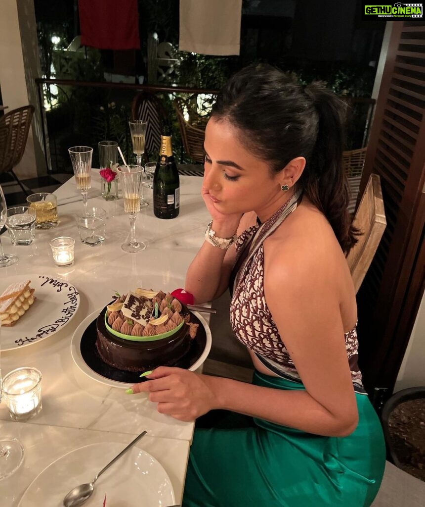 Sonal Chauhan Instagram - A beautiful birthday it was 🎂🎈 !!!! Thank you so much for all your wonderful wishes. So grateful for all the love that you guys send my way. Love you all so so soooo much 🍀🧿♥️ . . . . . . . . . . . . . . . . . . . . . . . . #love #sonalchauhan #friends #lovers #birthday #happiness #blessed #protected #gold
