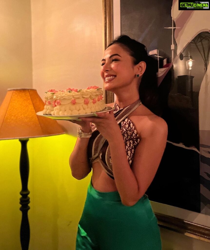 Sonal Chauhan Instagram - A beautiful birthday it was 🎂🎈 !!!! Thank you so much for all your wonderful wishes. So grateful for all the love that you guys send my way. Love you all so so soooo much 🍀🧿♥️ . . . . . . . . . . . . . . . . . . . . . . . . #love #sonalchauhan #friends #lovers #birthday #happiness #blessed #protected #gold