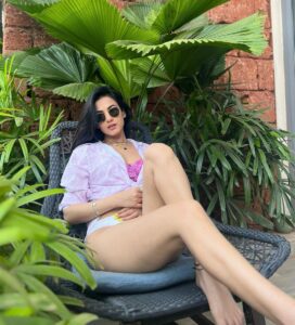 Sonal Chauhan Instagram - 𝓛𝓸𝓸𝓴𝓲𝓷𝓰  𝓪𝓽  𝓽𝓱𝓮  𝔀𝓮𝓮𝓴𝓮𝓷𝓭 𝓵𝓲𝓴𝓮......🏊‍♀️🍬😎
.
.
.
.
.
.
.
.
.
.
.
.
.
.
.
.
.
.
.
.
.
.
.
.
.
#love #pool #sonalchauhan #gold #weekend