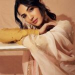 Sonal Chauhan Instagram – नैनों वाले ने✨💌✨
.
.
.
.
.
.
.
.
.
.
.
.
.
.
.
.
.
.
.
.
.
.
.
.Hair by @shefali_hairstylist.81 
#love #sonalchauhan #ishq #sun #shadow #color #sunday #gold