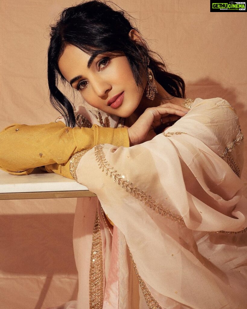 Sonal Chauhan Instagram - नैनों वाले ने✨💌✨ . . . . . . . . . . . . . . . . . . . . . . . .Hair by @shefali_hairstylist.81 #love #sonalchauhan #ishq #sun #shadow #color #sunday #gold