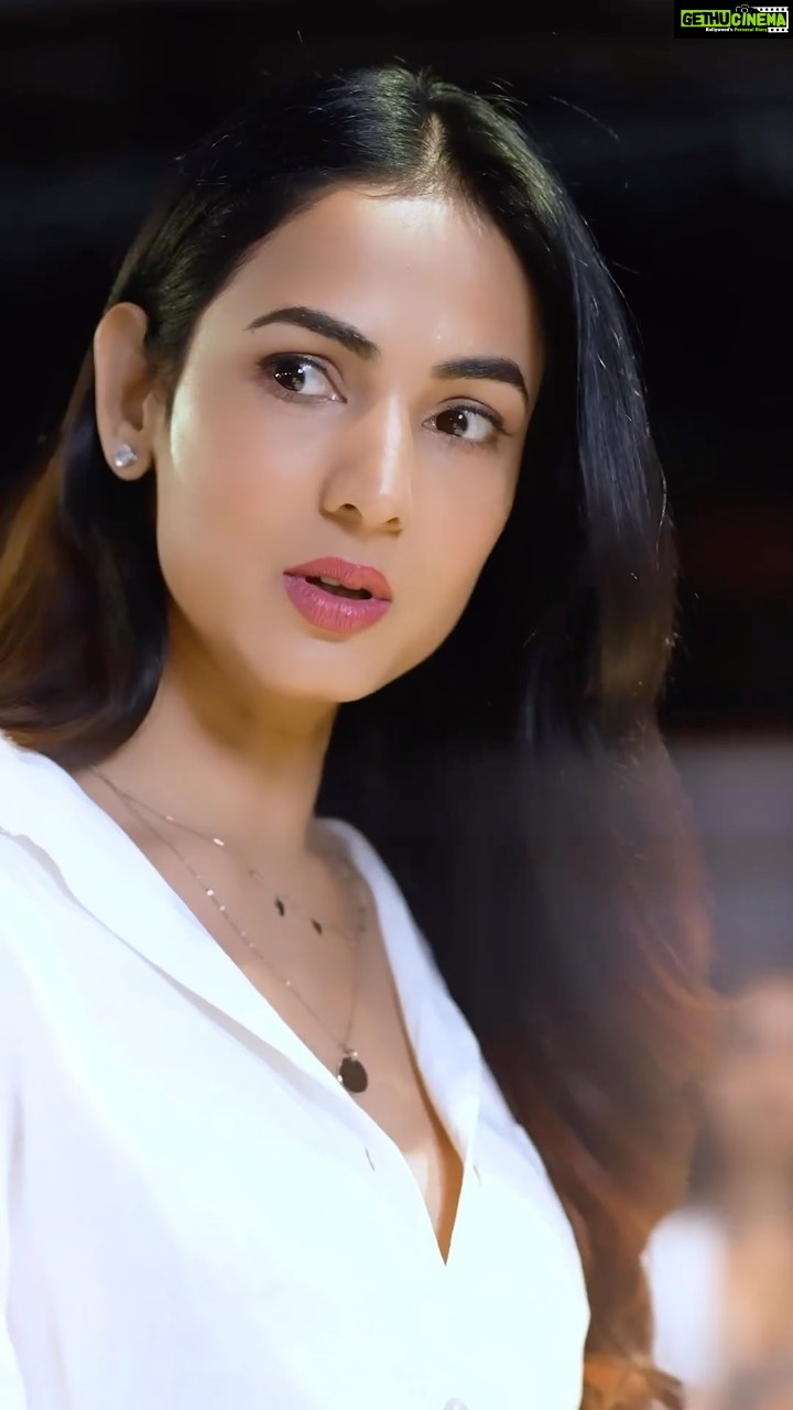 Sonal Chauhan Instagram - #Sponsored I recently attended the one of a kind event- L’Oréal Professionnel Scalp Beauty Event, where beauty met technology. Thanks to my hair pro @shanohanspal11 from Hakim’s Aalim Salon who guided me through the entire event and helped me understand the importance of scalp health. The whole experience was very insightful and fun! Each zone was very innovative and had its own specifications. I was recommended the Anti Discomfort Dermo Regulator Range which is powered by Niacinamide, a vitamin from the B3 family. Its gently cleanses while soothing and calming sensitive scalps. I got to learn so much about my scalp health here. Stay tuned for more! To get your personalised diagnosis in salon, in-salon Scalp Advanced Treatment or get their retail products visit your nearest L’Oréal Professionnel partnered salon today! #BreakTheCycle #NewStartAhead #ScalpAdvanced @lorealpro_education_india @lorealpro