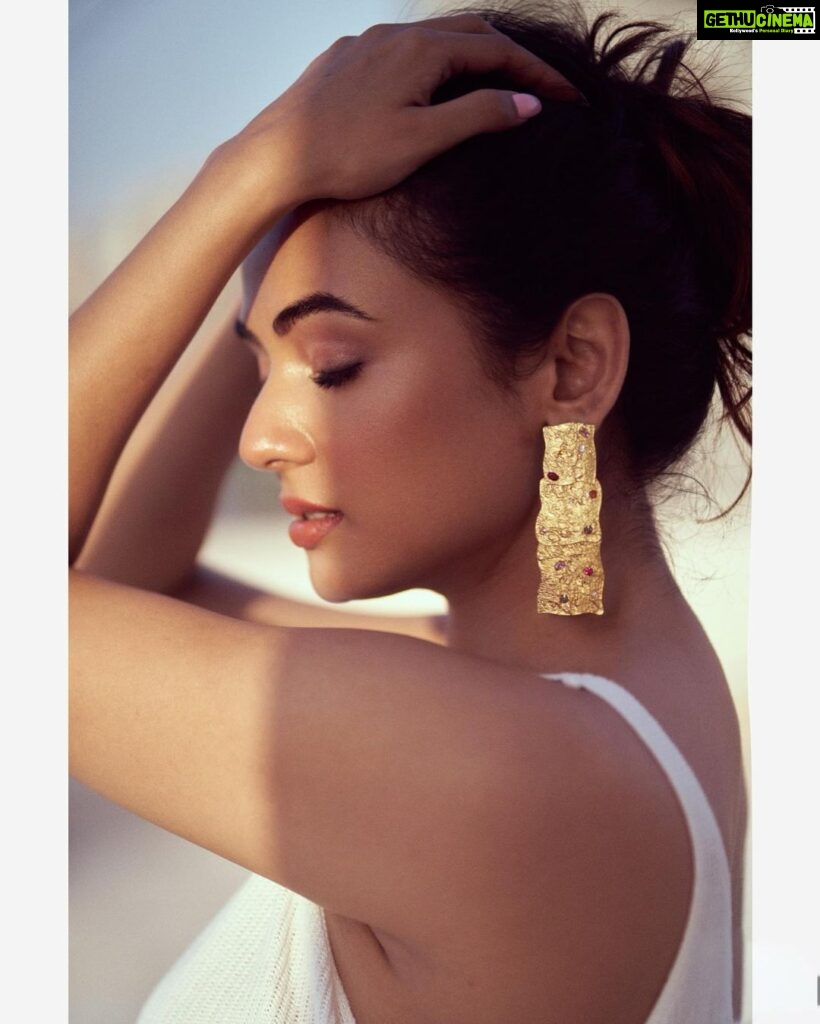Sonal Chauhan Instagram - Waiting for Sunday like …. 🙆🏻‍♀️🦾🌹 . . . . . . . . . . . . . . . . . . . . . . . . . 📸 @dieppj #love #sonalchauhan #sun #kissed #goldenhour #gold