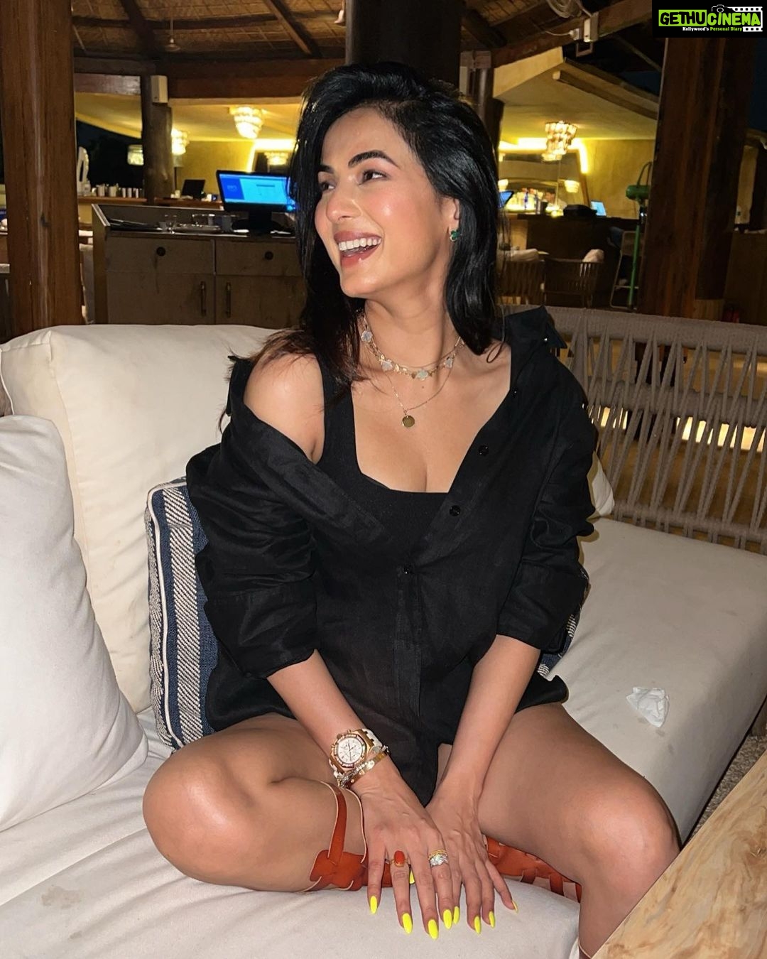 Sonal Chauhan Instagram - 𝓕𝓮𝓮𝓵𝓲𝓷𝓰 𝓖𝓸𝓵𝓭 ✨🦋 . . . . . . . . . . . . . . . #love #happiness #sonalchauhan