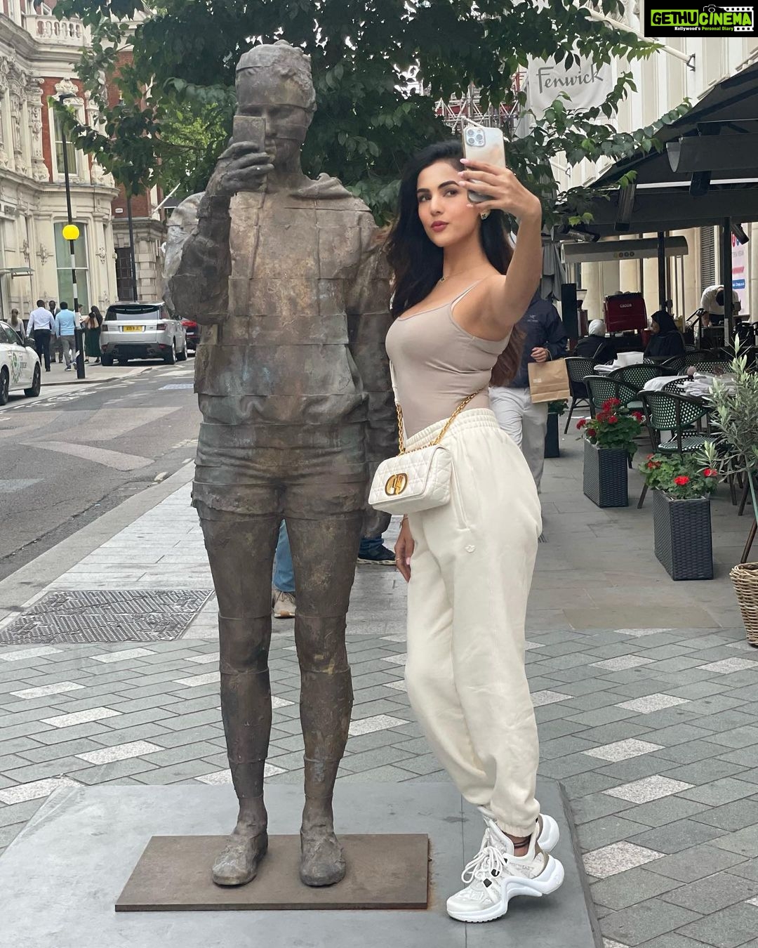 Sonal Chauhan Instagram - 𝓦𝓱𝓸 𝓭𝓲𝓭 𝓲𝓽 𝓫𝓮𝓽𝓽𝓮𝓻 ? 🤳 . . . . . . . . . . . . . . . . . . . . #love #sonalchauhan #saturday #drip #selfie #selflove #london