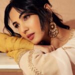 Sonal Chauhan Instagram - इंतज़ार✨💌✨ . . . . . . . . . . . . . . . . . . . . . . . .Hair by @shefali_hairstylist.81 #love #sonalchauhan #friends #sun #shadow #color #sunday #gold