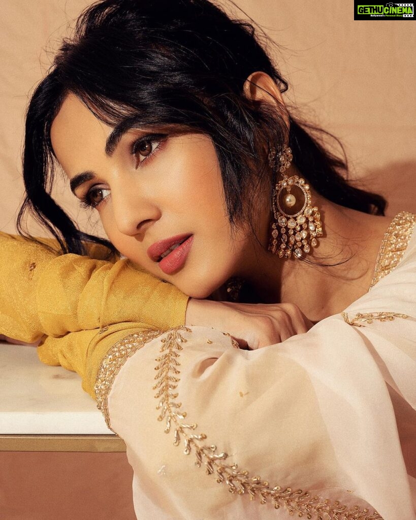 Sonal Chauhan Instagram - इंतज़ार✨💌✨ . . . . . . . . . . . . . . . . . . . . . . . .Hair by @shefali_hairstylist.81 #love #sonalchauhan #friends #sun #shadow #color #sunday #gold