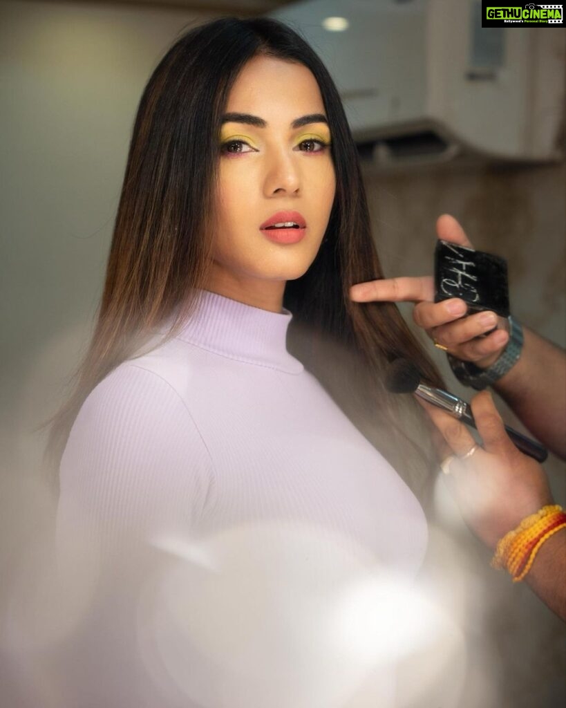 Sonal Chauhan Instagram - Expectation VS Reality !!! What is your Monday looking like ? 1 or 2 ? ⬅️ . . . . . . . . . . . . . . . . . . . . . . . HMU @vijaysharmahairandmakeup Styled by @rashmitathapa 📸 @stargaze.404 #love #sonalchauhan #monday #makeup #summer #pop