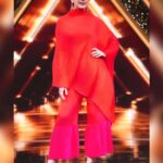 Sonali Bendre Instagram - It’s show time! 📹💚💗 #IndiasBestDancerAuditions Watch India's best dancer only on #SonyEntertainmentTelevision at 8pm, every Saturday-Sunday.
