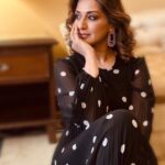 Sonali Bendre Instagram - 🖤🤍 Makeup: @divyachiblani15 Hair: @sandhyabellarae Jewellery: @isharya @elevate_promotions Dress: @zimmermann Shoes: @paulandrew
