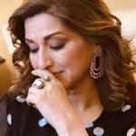 Sonali Bendre Instagram - 🖤🤍 Makeup: @divyachiblani15 Hair: @sandhyabellarae Jewellery: @isharya @elevate_promotions Dress: @zimmermann Shoes: @paulandrew