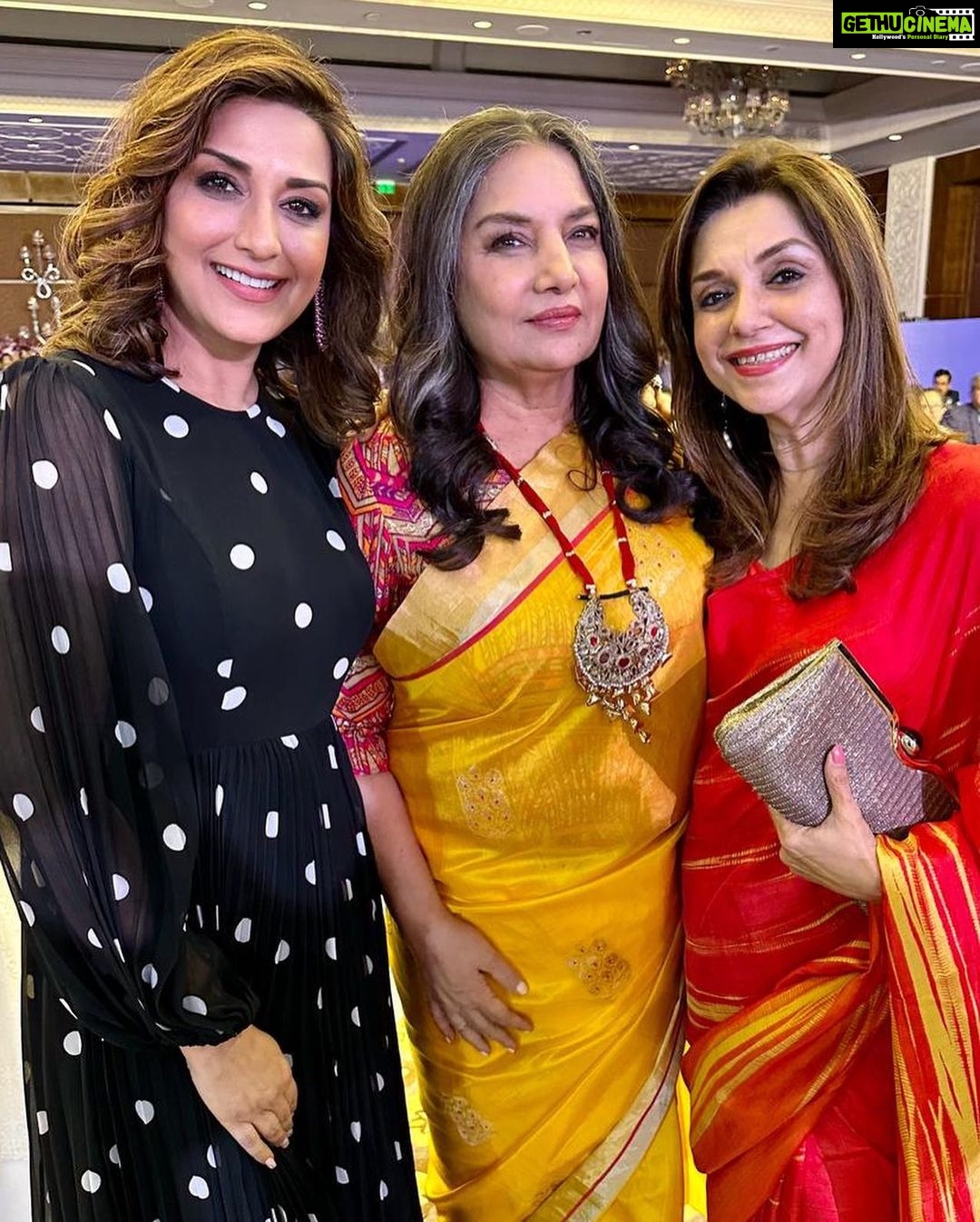 Sonali Bendre Instagram - A great evening filled with conversations, books, stories & more 🏆 @autherawards @jkpaperindia @timesofindia