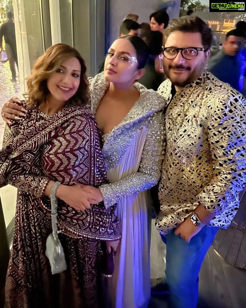Sonali Bendre Instagram - ‘Mera Noor Hai Mashoor’ Congratulations and all the very best @abujanisandeepkhosla Thank you for having us last night and for such a magical evening 🥰 #AboutLastNight