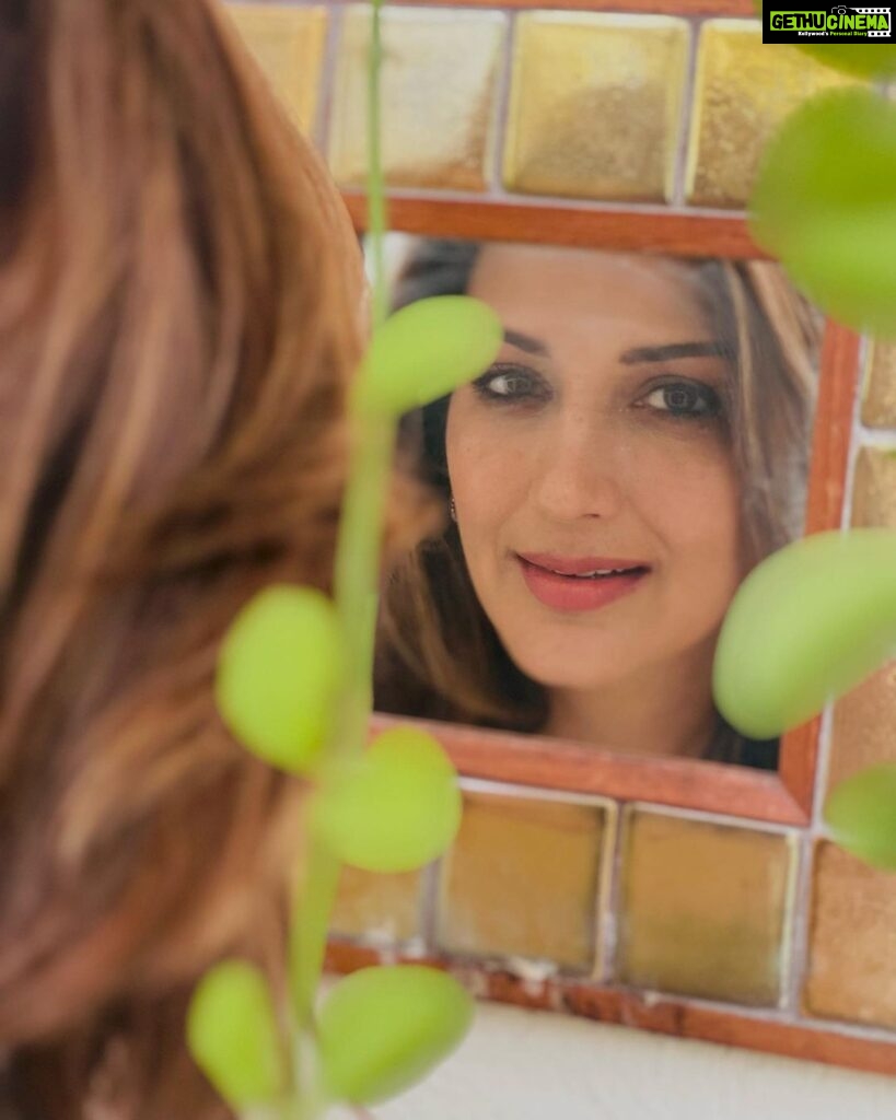 Sonali Bendre Instagram - The grass is greener in my reflection… 😋