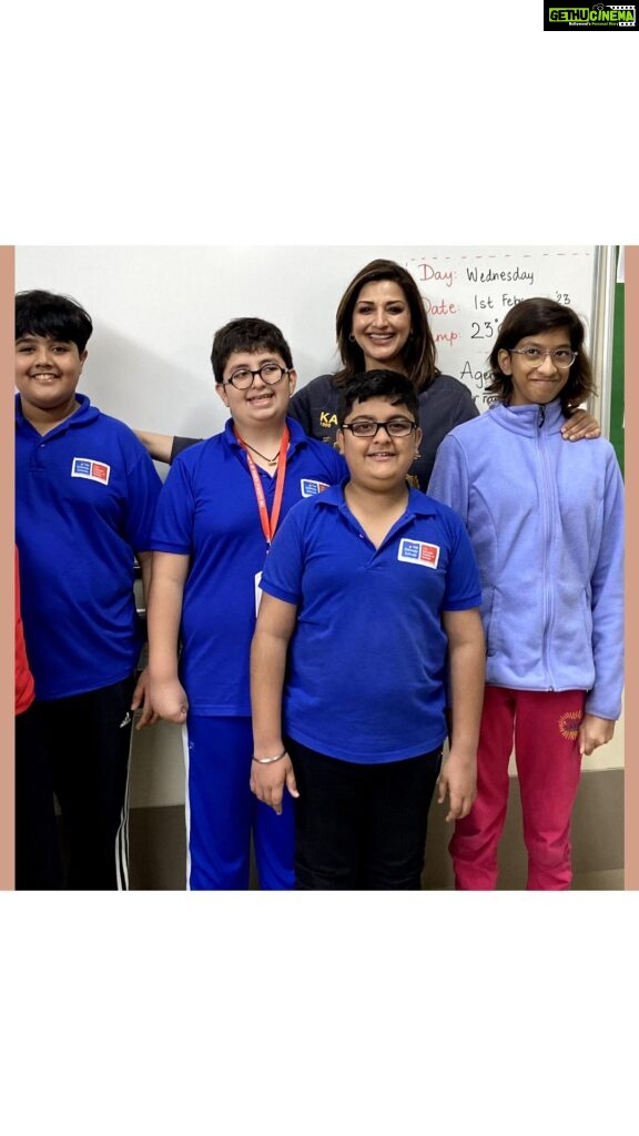 Sonali Bendre Instagram - A morning well spent with the beautiful ‘shooting stars’ at the Gateway School of Mumbai today for #WorldReadAloudDay ❤️ Can’t wait to come back and read more such stories for these amazing children 🥰 Thank you for the warmth and love, @gatewayschoolmumbai! ✨ - Sonali
