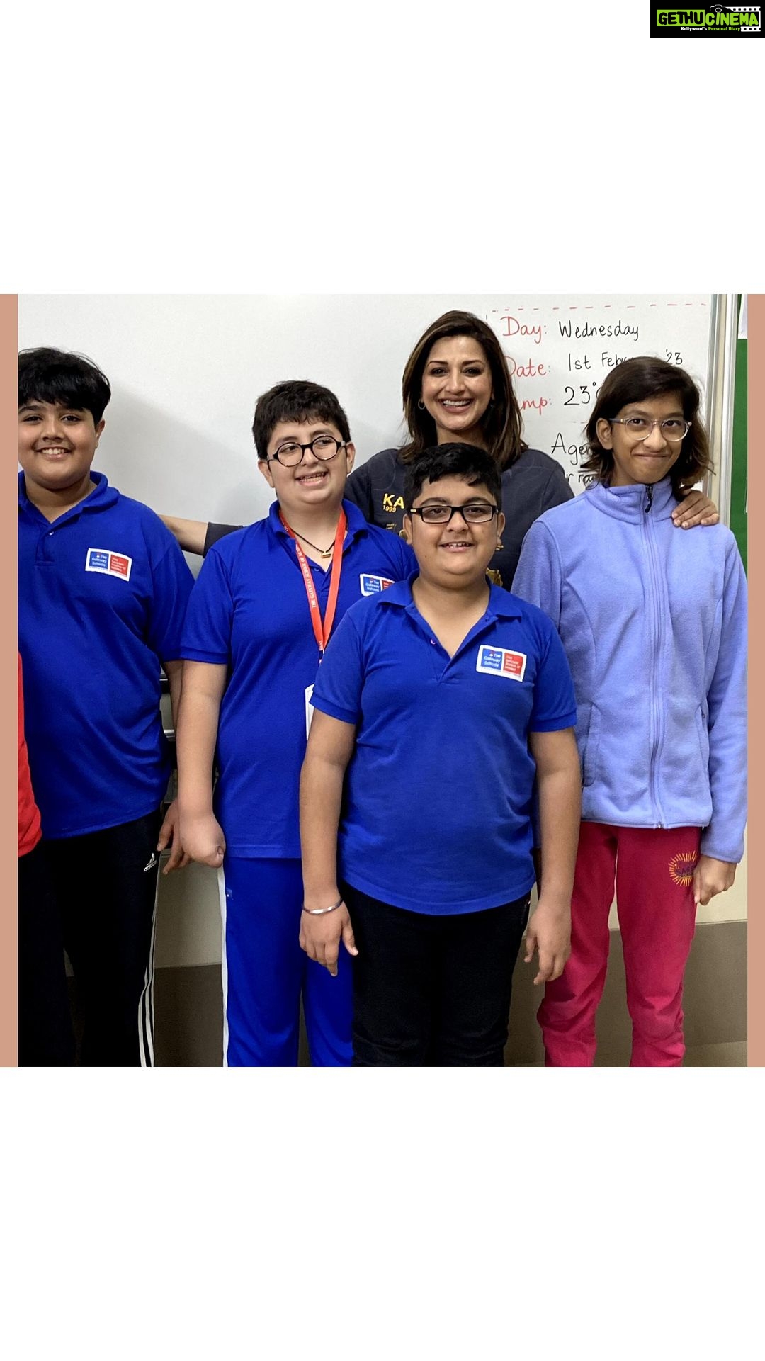 Sonali Bendre Instagram - A morning well spent with the beautiful ‘shooting stars’ at the Gateway School of Mumbai today for #WorldReadAloudDay ❤️ Can’t wait to come back and read more such stories for these amazing children 🥰 Thank you for the warmth and love, @gatewayschoolmumbai! ✨ - Sonali