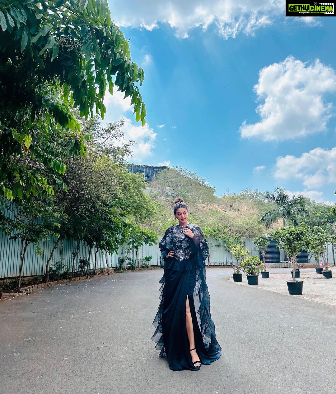 Sonali Bendre Instagram - When nature decides to pose for the photos too…Magic happens 😋⛅️