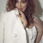 Sonali Bendre Instagram - I don’t know… #iykyk . . . #reels #reelsinstagram #reelsvideo #reelitfeelit #mood